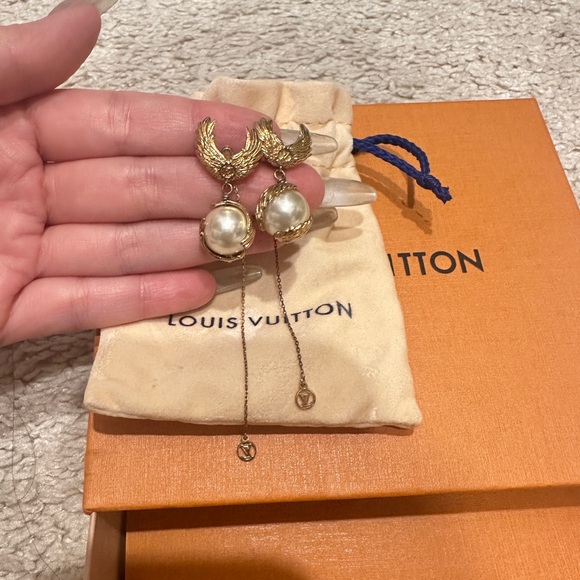 Authentic Louis Vuitton pearls earrings - Picture 2 of 5